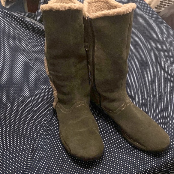 AEROSOLES Shoes - Aerosols green suede boots zip up size up used onece